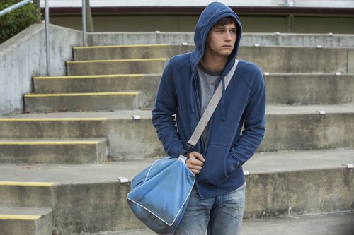 Justin con la capucha puesta en la segunda temporada de 'Por 13 razones'