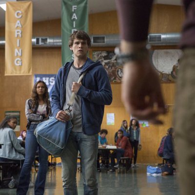Justin mira desafiante a Bryce en la segunda temporada de 'Por 13 razones'