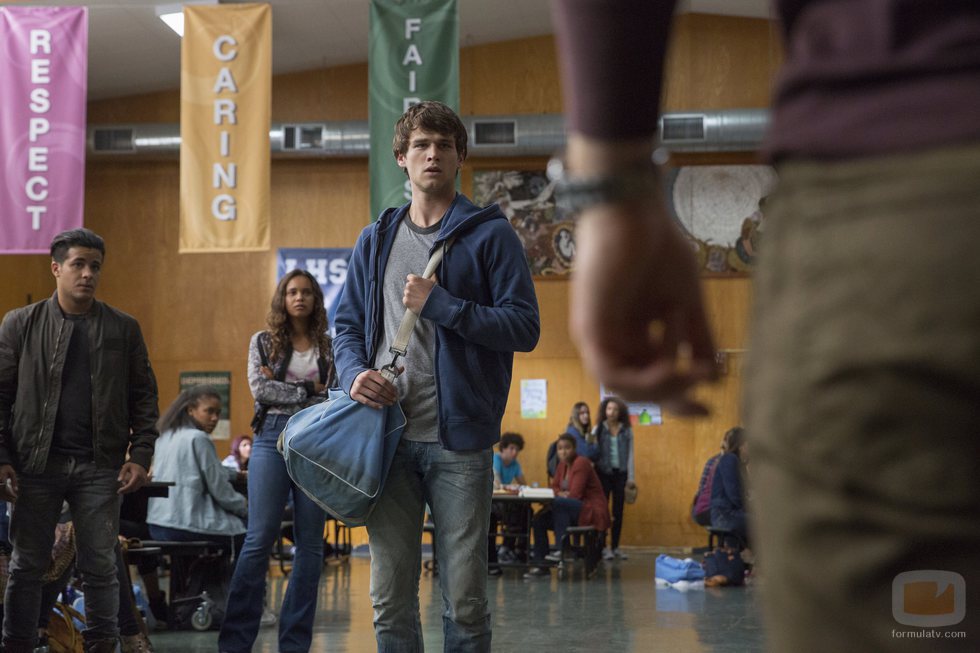 Justin mira desafiante a Bryce en la segunda temporada de 'Por 13 razones'