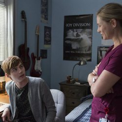 Alex Standall habla con su madre en la segunda temporada de 'Por 13 razones'