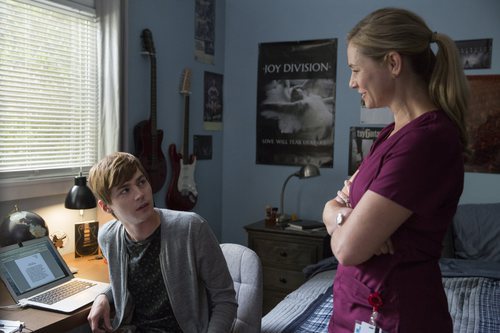 Alex Standall habla con su madre en la segunda temporada de 'Por 13 razones'