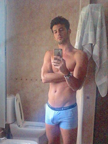 Jorge Brazalez, ganador de 'MasterChef 5', en calzoncillos ante el espejo