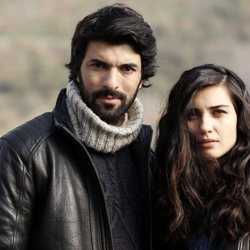 Engin Akyürek y Tuba Büyüküstün, protagonistas de 'Amor de contrabando'