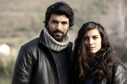 Engin Akyürek y Tuba Büyüküstün, protagonistas de 'Amor de contrabando'