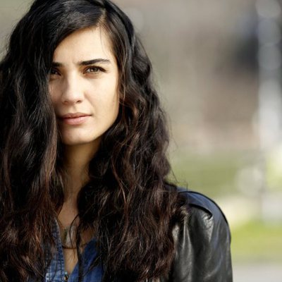 Tuba Büyüküstün es la protagonista de la telenovela turca 'Amor de contrabando'