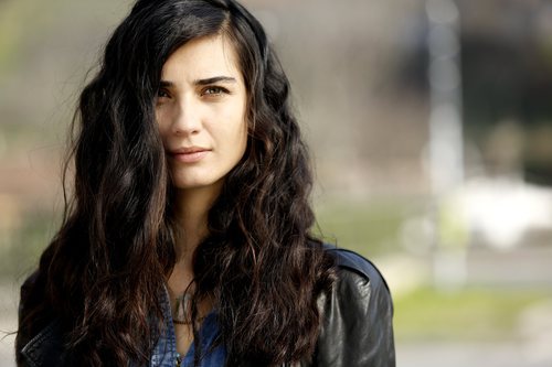 Tuba Büyüküstün es la protagonista de la telenovela turca 'Amor de contrabando'