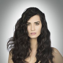 Tuba Büyüküstün es la protagonista de 'Amor de contrabando', telenovela turca de éxito internacional