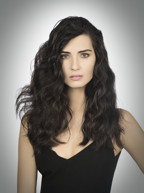 Tuba Büyüküstün es la protagonista de 'Amor de contrabando', telenovela turca de éxito internacional