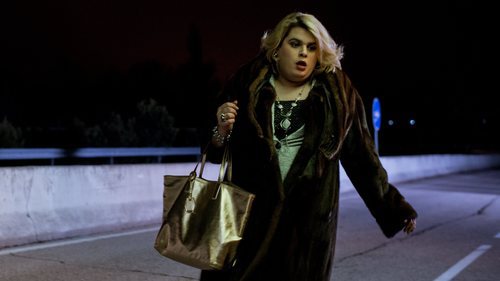 Paquita Salas camina por una carretera de noche en la segunda temporada de 'Paquita Salas'