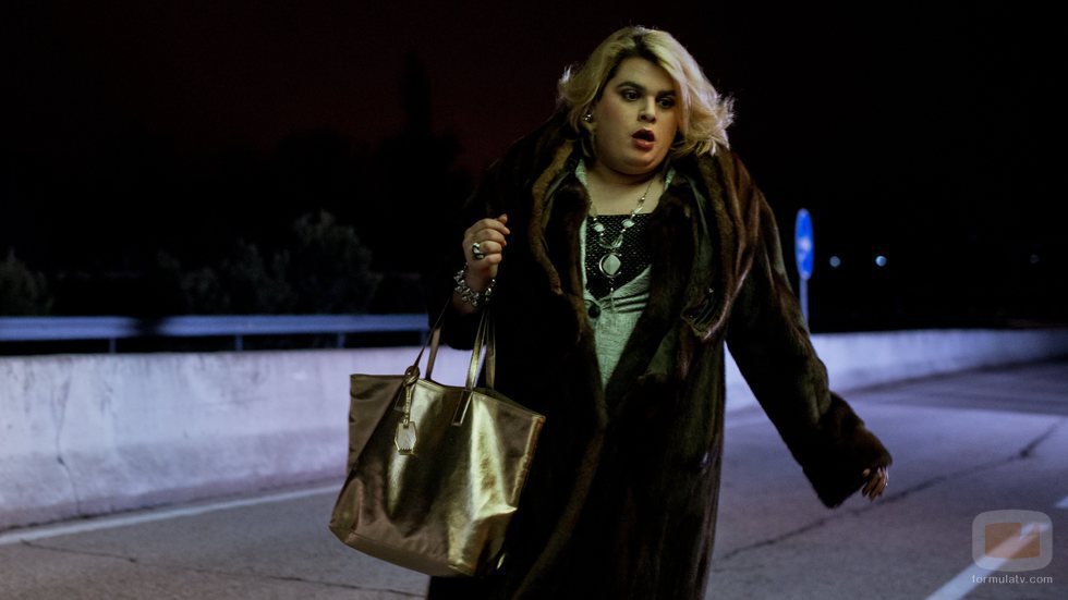 Paquita Salas camina por una carretera de noche en la segunda temporada de 'Paquita Salas'