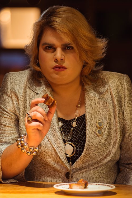 Brays Efe se transforma en 'Paquita Salas', con un plato de torreznos, en una imagen de la segunda temporada