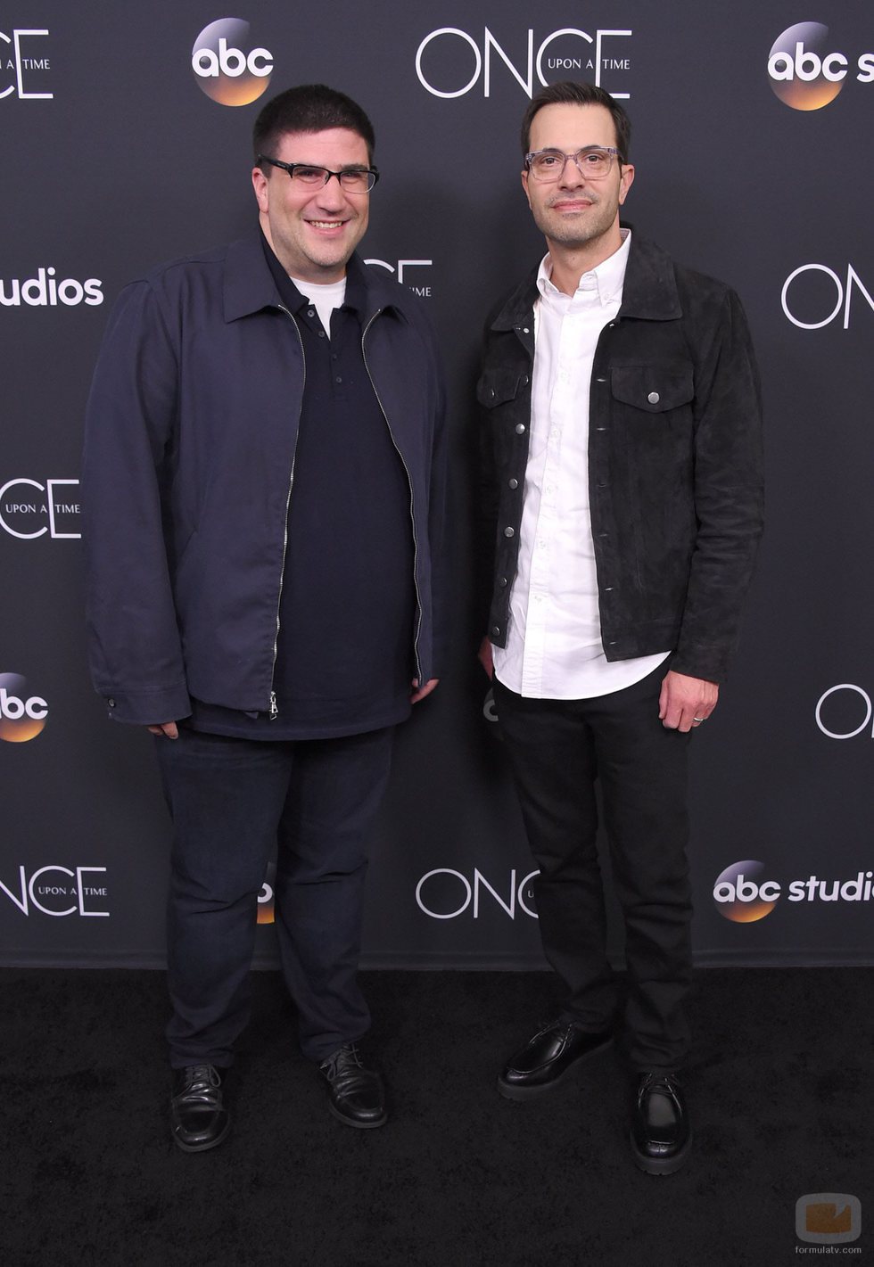 Adam Horowitz y Edward Kitsis, creadores de 'Once Upon a Time', en un evento de ABC