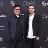 Adam Horowitz y Edward Kitsis, creadores de 'Once Upon a Time', en un evento de ABC