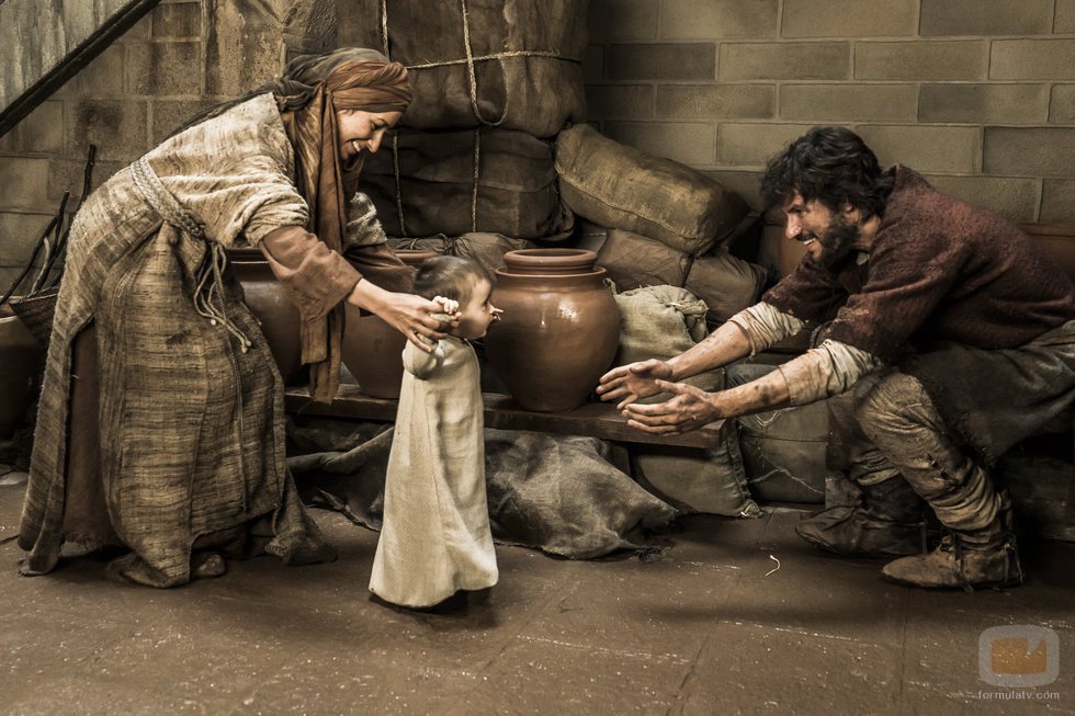Bernat Stanyol en el primer capítulo de 'La catedral del mar' junto a un niño y una mujer