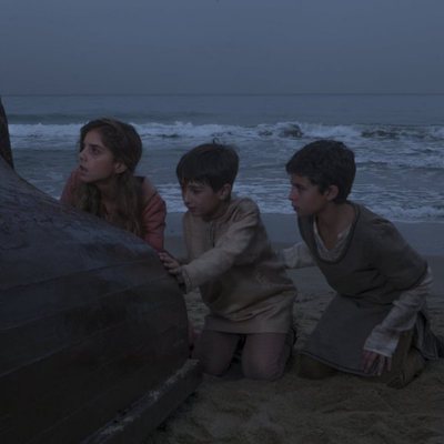 Guiamón, Margarida y Arnau en el primer capítulo de 'La catedral del mar'