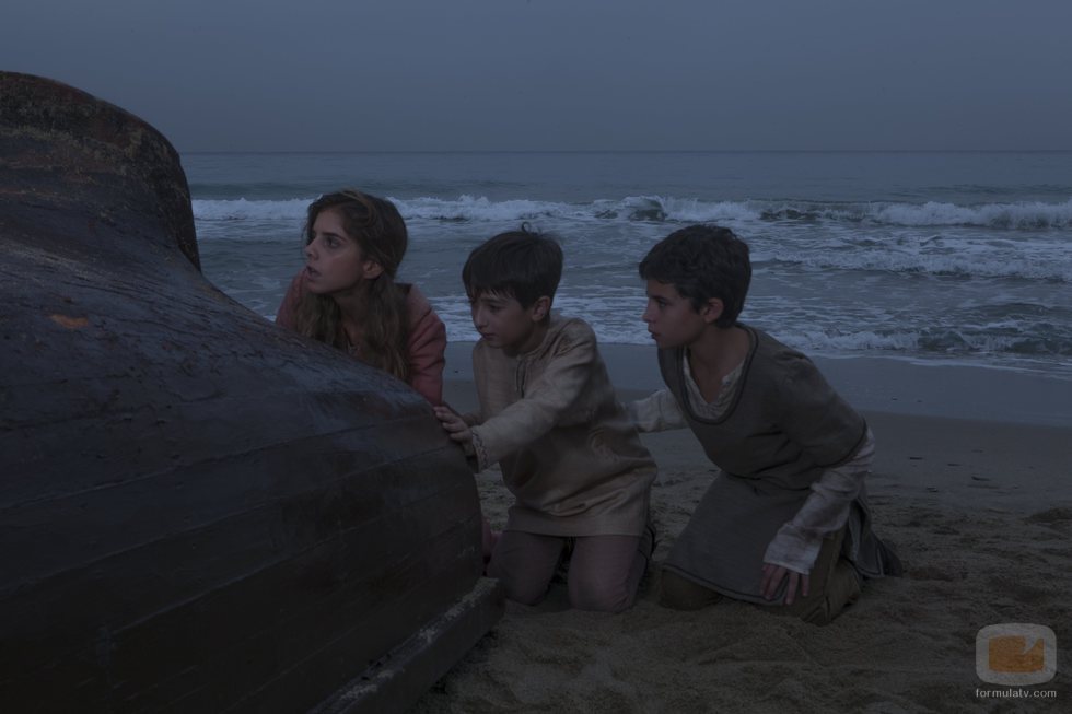 Guiamón, Margarida y Arnau en el primer capítulo de 'La catedral del mar'