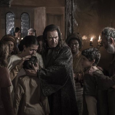 Grau junto a su familia en el primer capítulo de 'La catedral del mar'