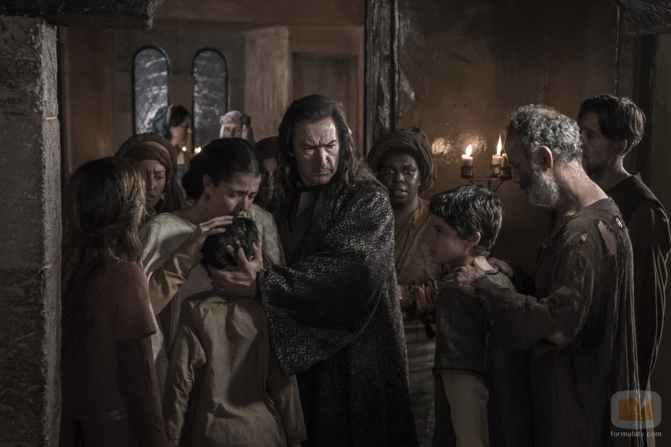 Grau junto a su familia en el primer capítulo de 'La catedral del mar'