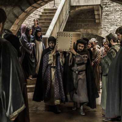 Muerte del hijo de la familia Puig, en el primer capítulo de 'La catedral del mar'