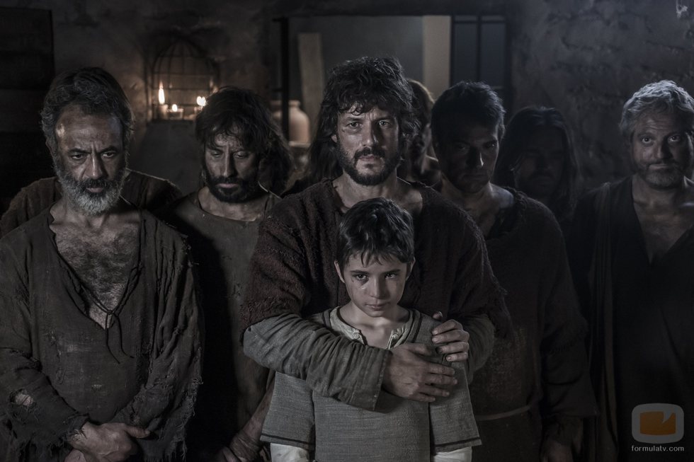 Bernat Stanyol y su hijo contemplan atemorizados una tortura en 'La catedral del mar'