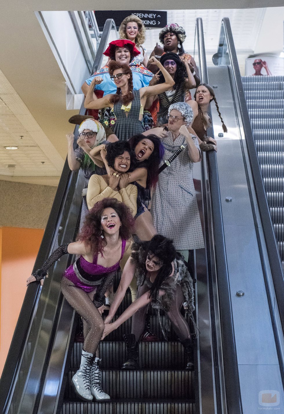 Las protagonistas de 'GLOW' en unas escaleras mecánicas durante la segunda temporada