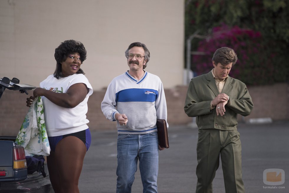 Kia Stevens, Marc Maron y Chris Lowell en la segunda temporada de 'GLOW'