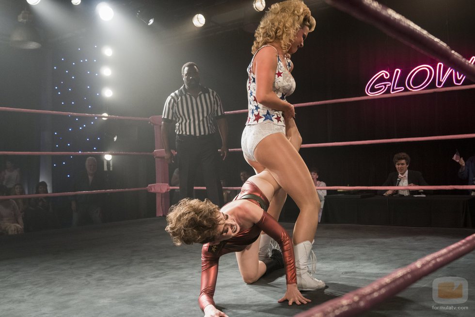 "Zoya the Destroya" y "Liberty Belle" pelean en la segunda temporada de 'GLOW'