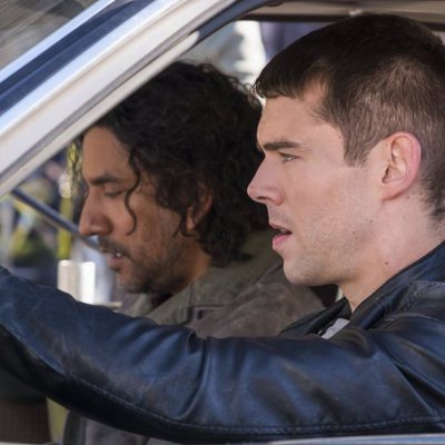 Jonas Maliki y Will Gorski hablan en el interior de un coche en el final de 'Sense8'