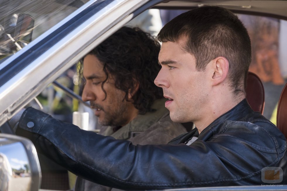 Jonas Maliki y Will Gorski hablan en el interior de un coche en el final de 'Sense8'