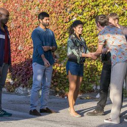 Capheus, Rajan, Kala y Wolfgang saludan a un misterioso hombre en el episodio final de 'Sense8'