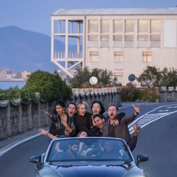 Los ocho protagonistas de 'Sense8', junto a Rajan, por una carretera del episodio final