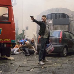 Will Gorski dispara un arma en una imagen del capítulo final de 'Sense8'