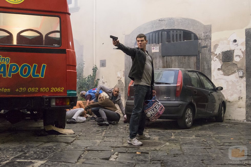 Will Gorski dispara un arma en una imagen del capítulo final de 'Sense8'
