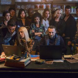 Los protagonistas de 'Sense8' se reúnen con dos expertos informáticos en el último episodio