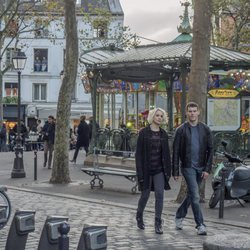 Riley Blue y Will Gorski caminan por París en el final definitivo de 'Sense8'