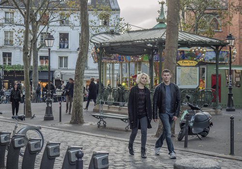 Riley Blue y Will Gorski caminan por París en el final definitivo de 'Sense8'