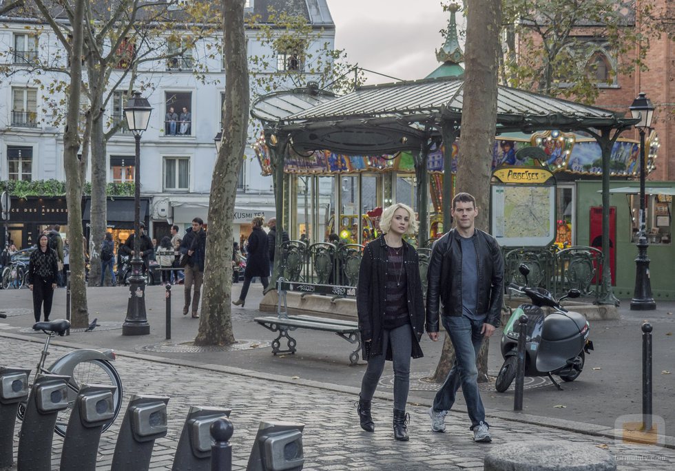 Riley Blue y Will Gorski caminan por París en el final definitivo de 'Sense8'