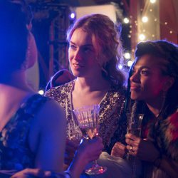 Nomi y Neets hablan con una pareja en un bar en el final de 'Sense8'