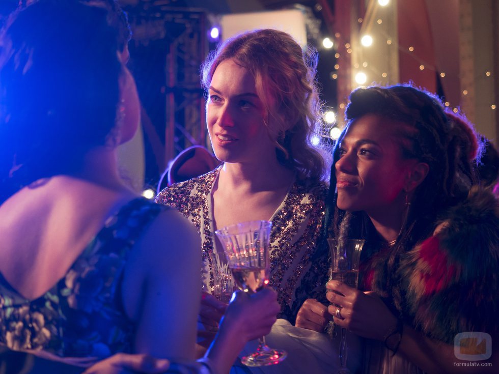 Nomi y Neets hablan con una pareja en un bar en el final de 'Sense8'