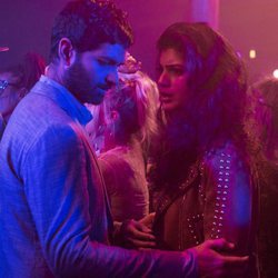 Rajan y Kala se muestran preocupados en una fiesta durante el final de 'Sense8'