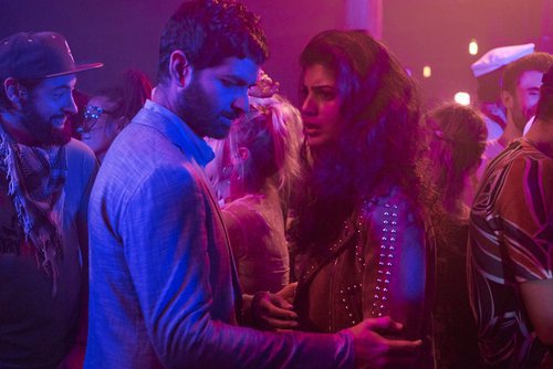 Rajan y Kala se muestran preocupados en una fiesta durante el final de 'Sense8'