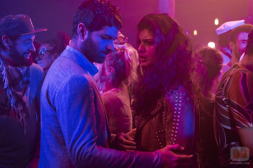 Rajan y Kala se muestran preocupados en una fiesta durante el final de 'Sense8'