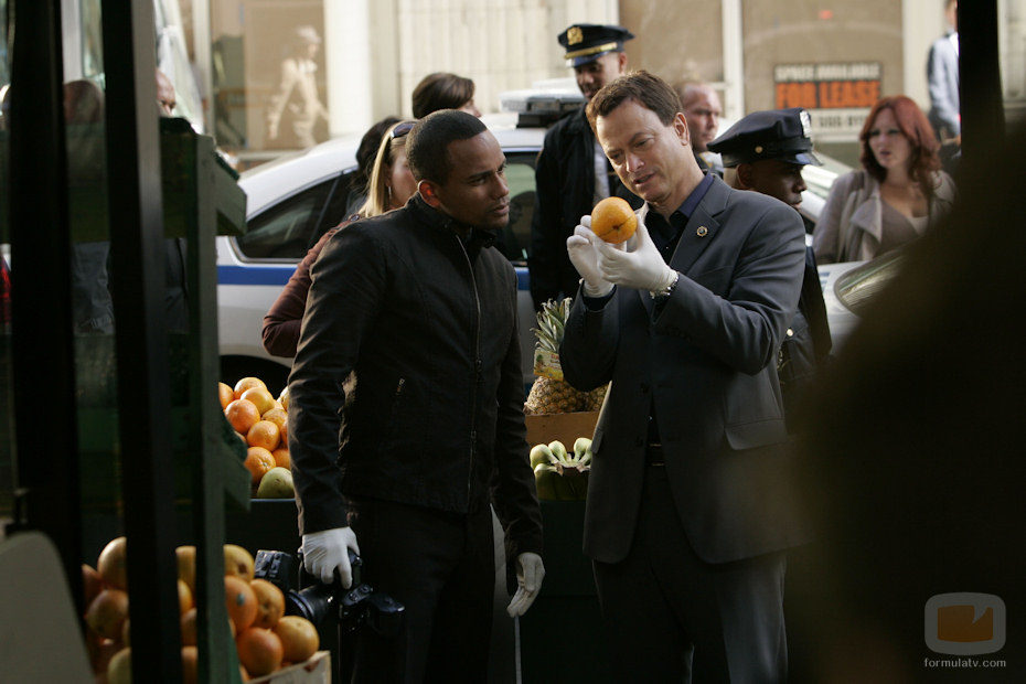 Gary Sinise (Mac Taylor) examina una naranja en 'CSI: Nueva York'