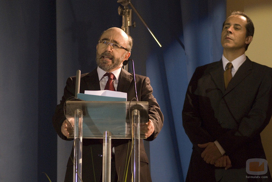 Álex Angulo da un discurso en 'Hermanos y detectives'