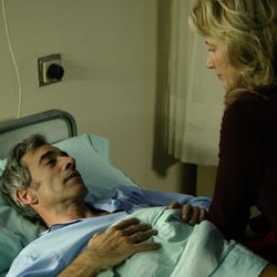 Antonio Alcántara mantiene una coversación con su mujer en el hospital en el capítulo "Antes morir que perder la vida" de 'Cuéntame como pasó'
