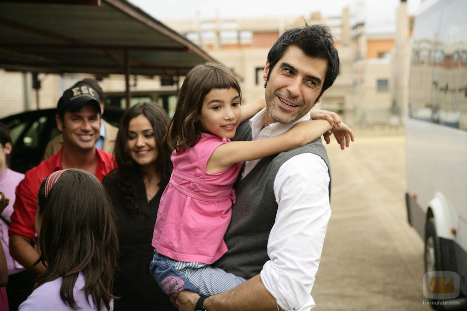 Jorge Fernández con una niña en brazos en 'Esta casa era una ruina'
