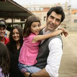 Jorge Fernández con una niña en brazos en 'Esta casa era una ruina'