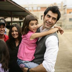 Jorge Fernández con una niña en brazos en 'Esta casa era una ruina'