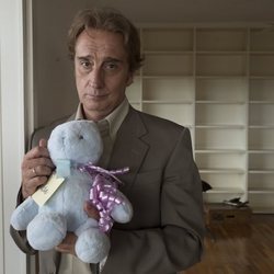 Jacobo Vidal sostiene un peluche en sus manos en 'Matar al padre'