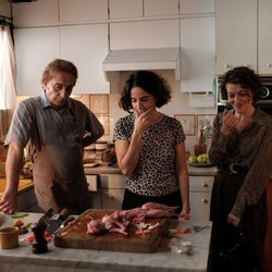 Gonzalo de Castro y Nuria González cocinando en una escena de 'Matar al padre'